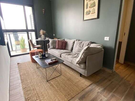 כיתוב: סלון בדירת סטודנטים בפרויקט אוקספורד טאואר // צילום: ykey digital